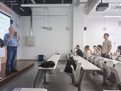 会议室里的人们AI 生成的内容可能不正确。